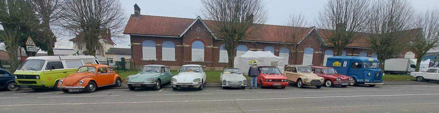 Voitures du club alignées dans la rue