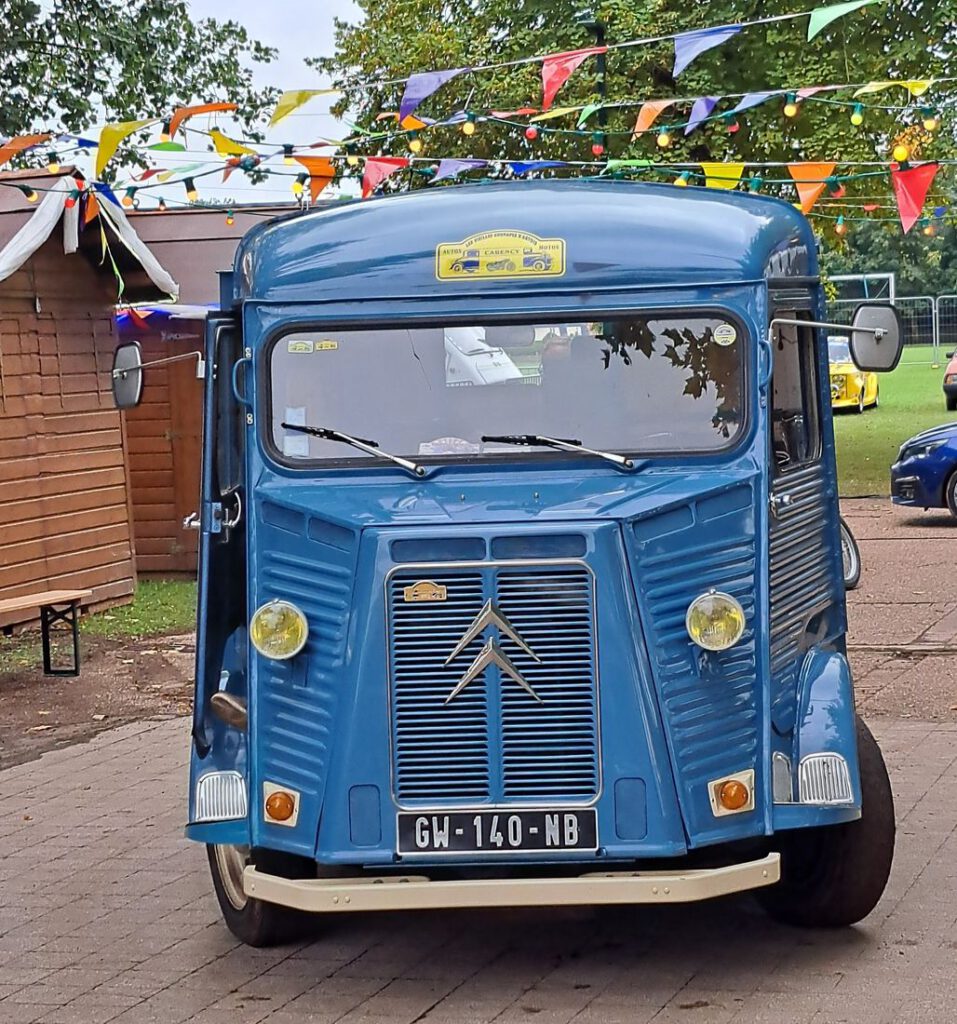Le Citroën HY bleu du club, décoré de fanions