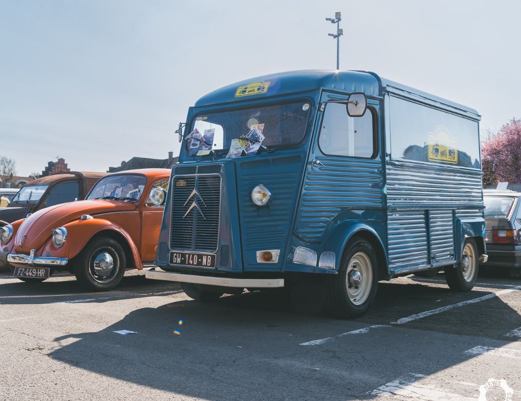 Le Citroën HY bleu garé près d’une Coccinelle orange