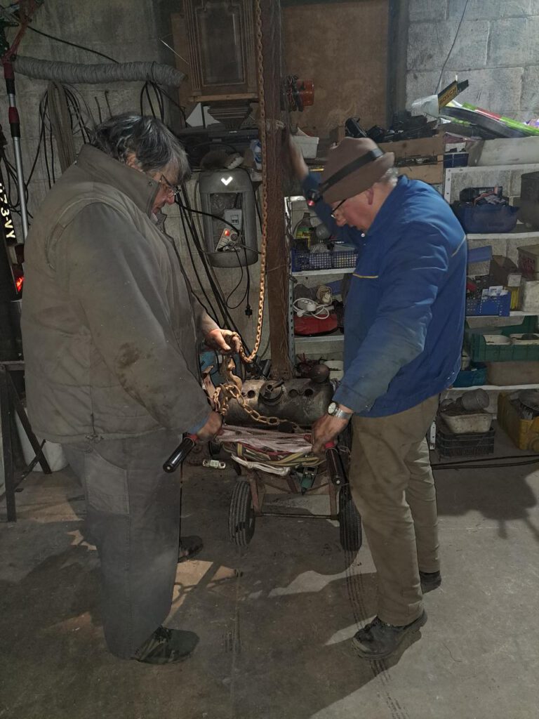 Deux mécaniciens et l’ancien moteur