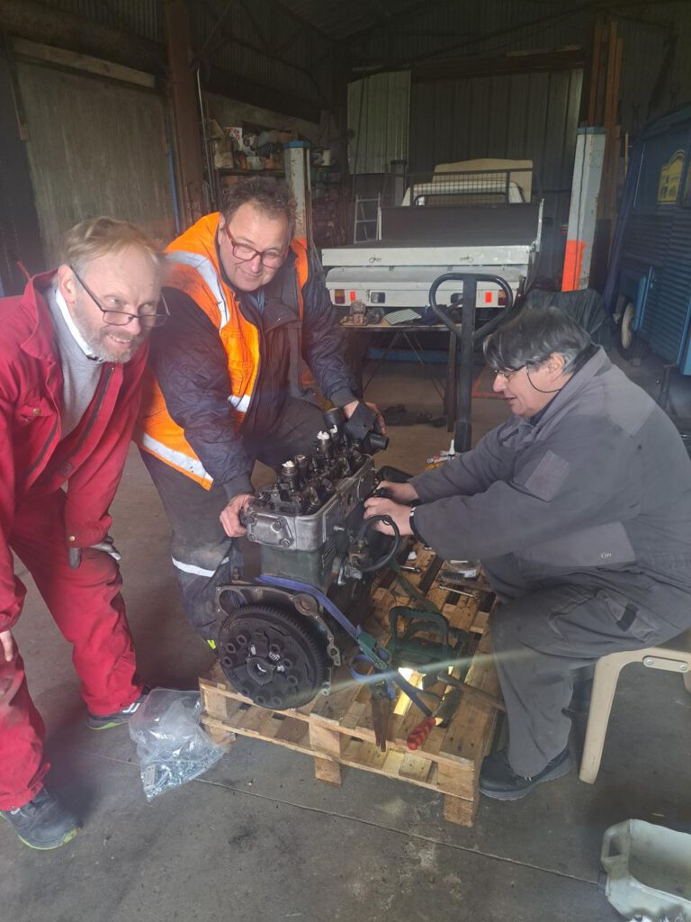 Trois membres du club avec le moteur neuf