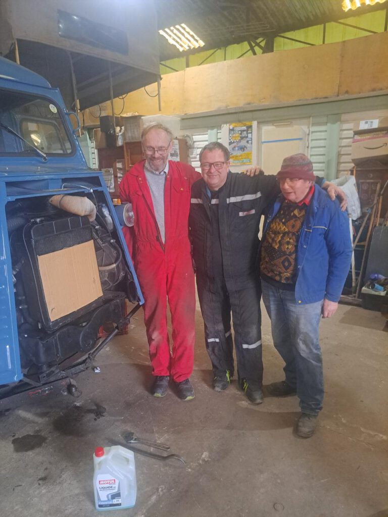 Trois membres de l’équipe devant le HY